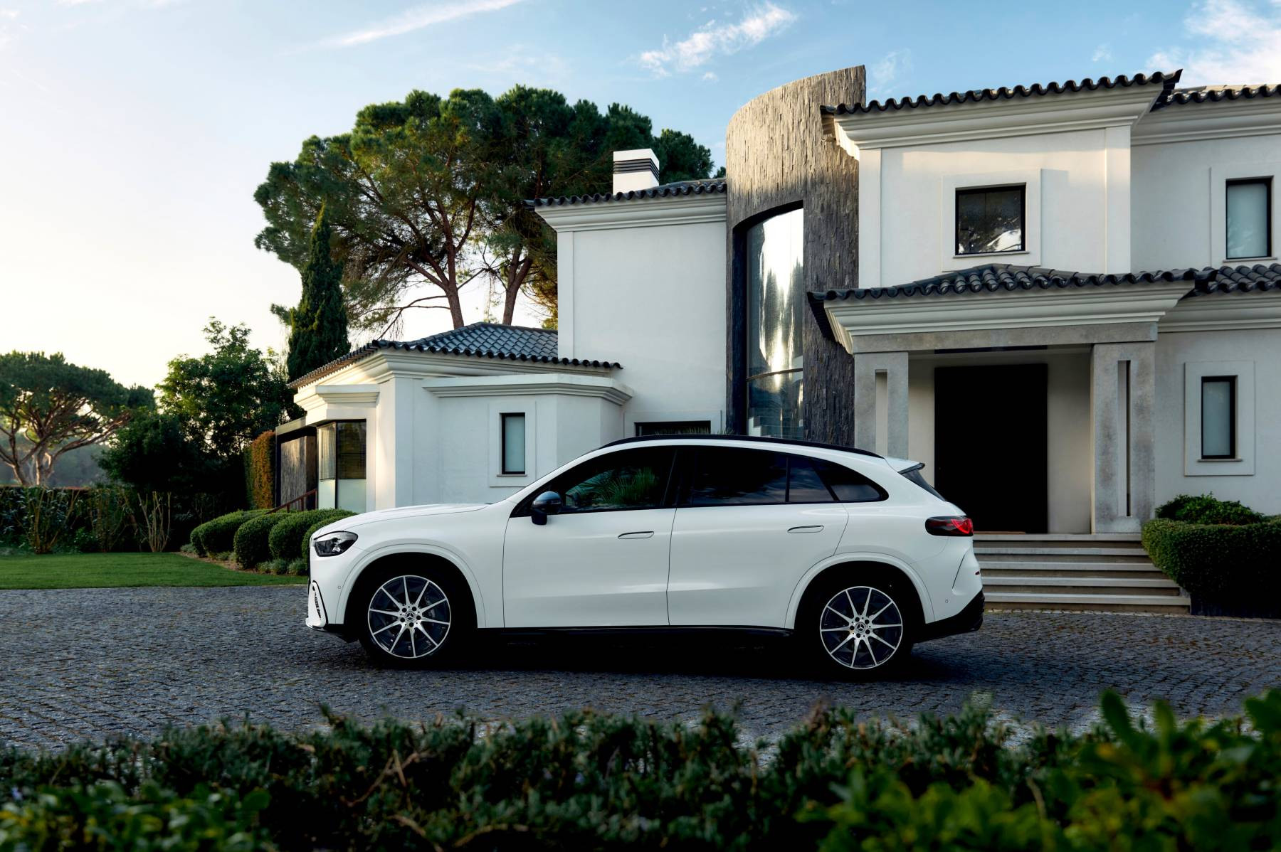 Mercedes GLC électrique garé devant une maison