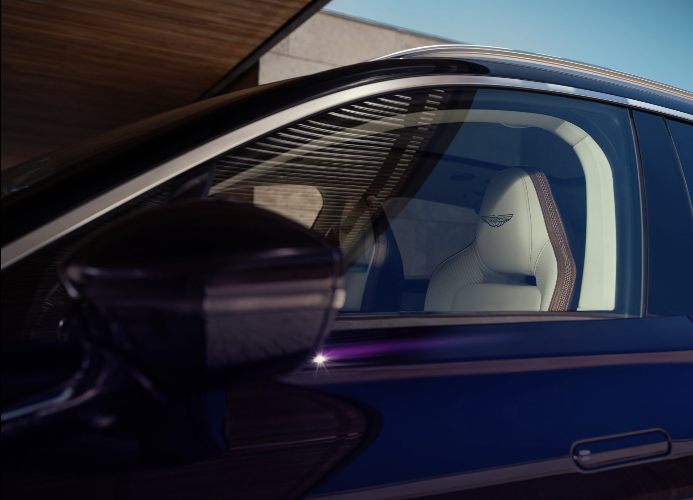 suv luxe stationne devant villa moderne