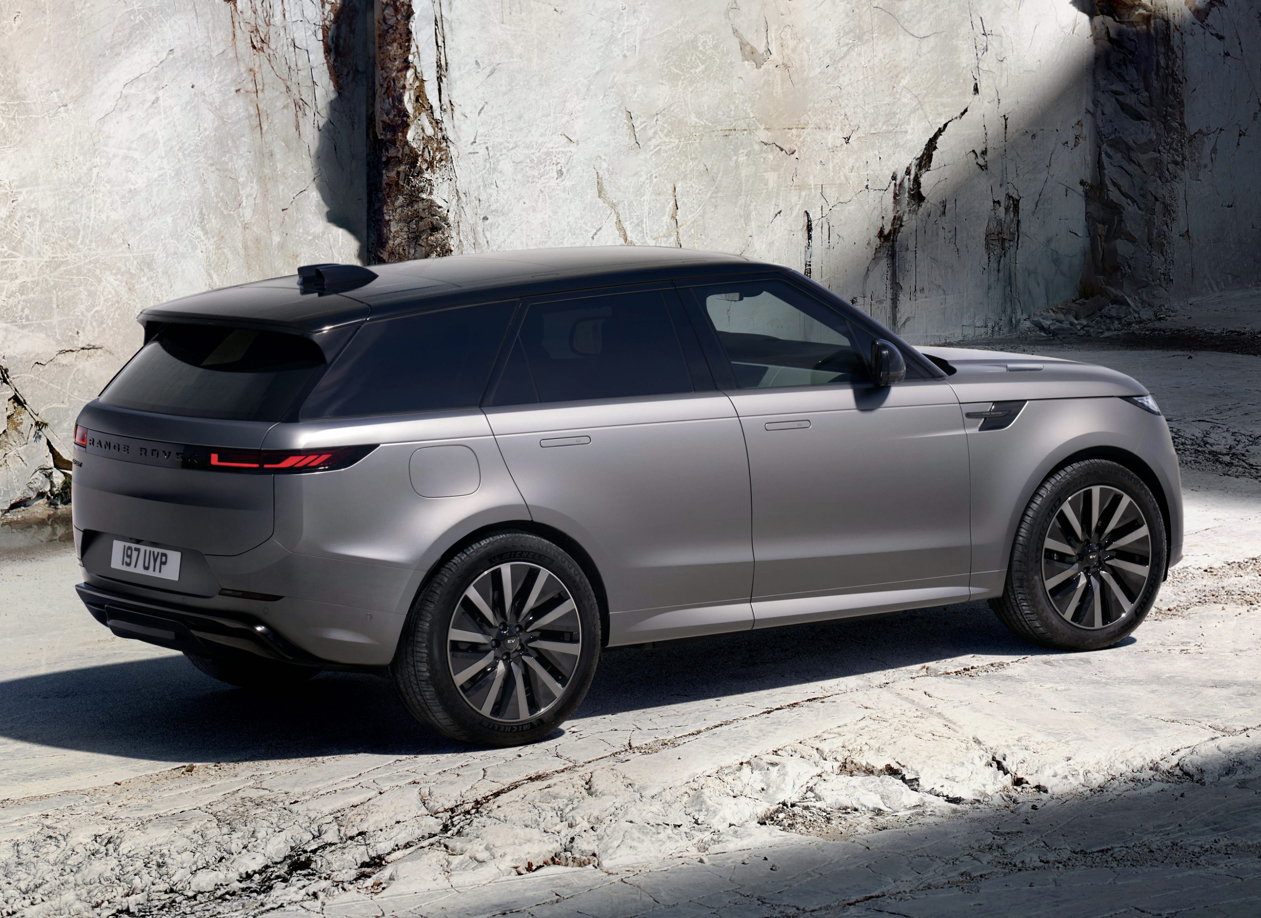 suv electrique premium acceleration route de montagne