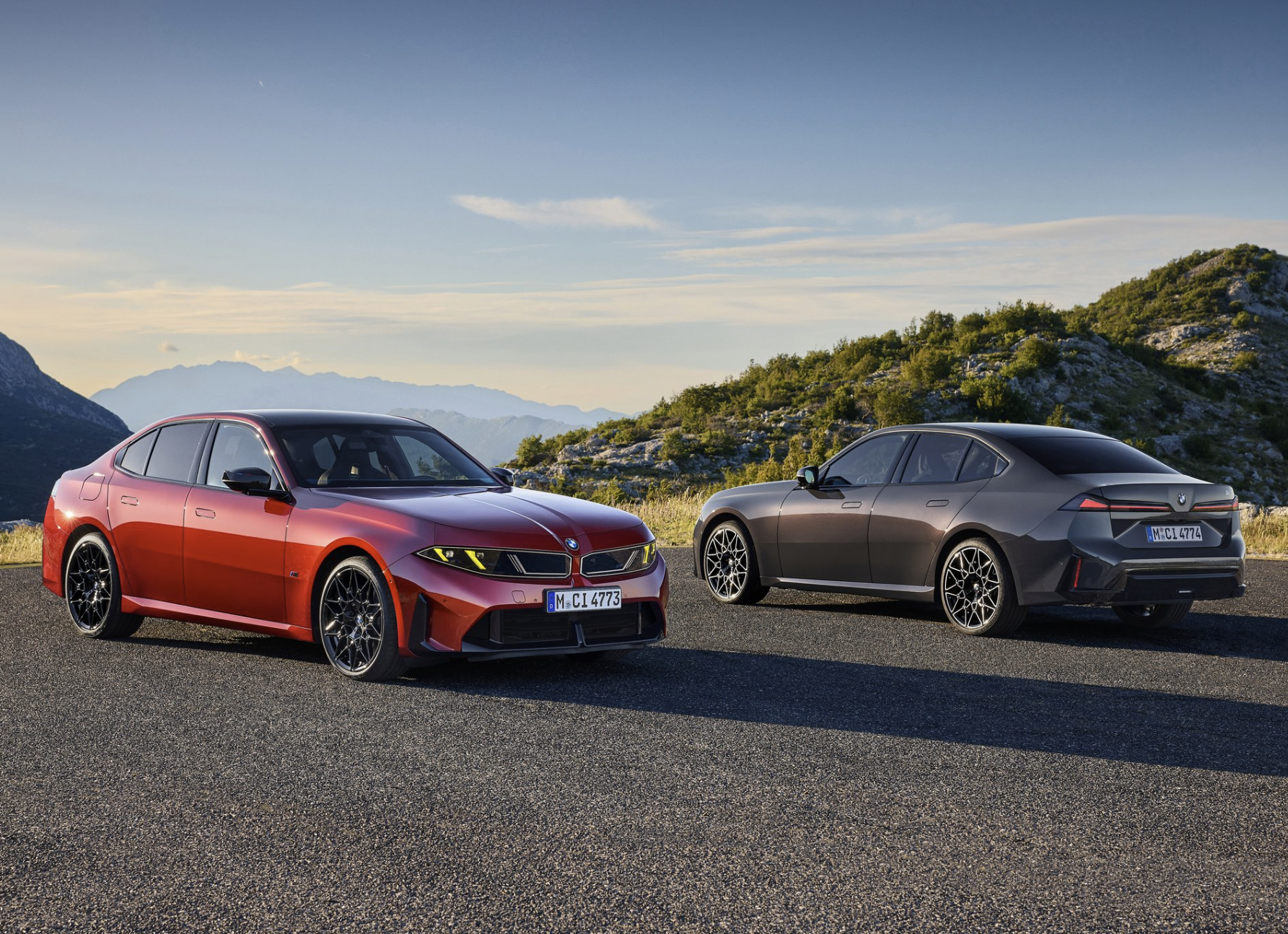 deux berlines bmw thermique et electrique cote a cote