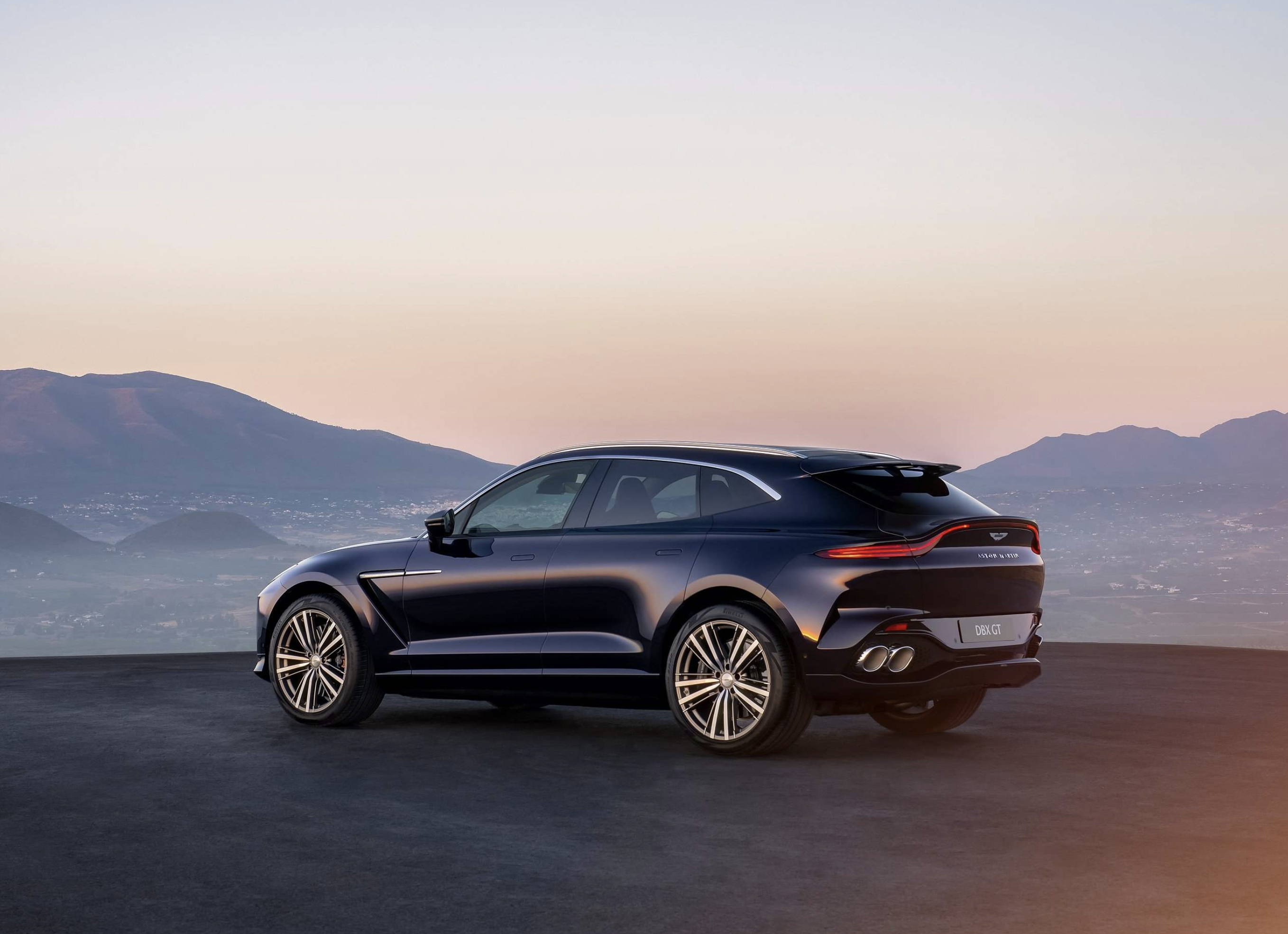 suv v8 sur route de montagne au crepuscule