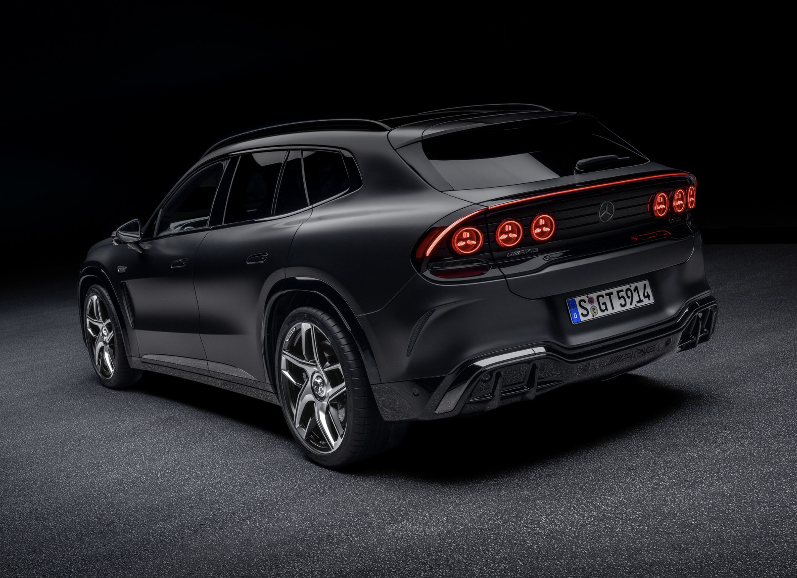suv electrique amg sur route de montagne au crepuscule