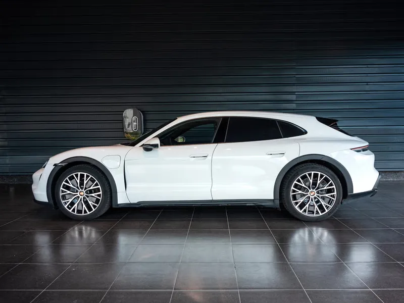 Porsche Taycan 4 Cross Turismo - Photo 2