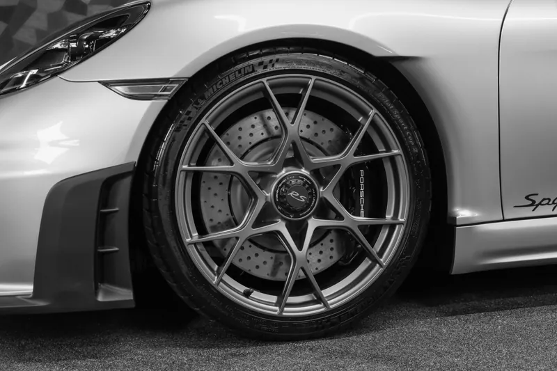 Porsche 718 Spyder RS Weissach Argent GT - Photo 10
