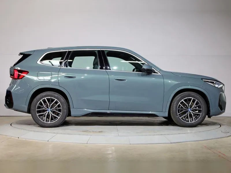 BMW iX1 xDrive30 M Sport Cape York Green - Photo 2