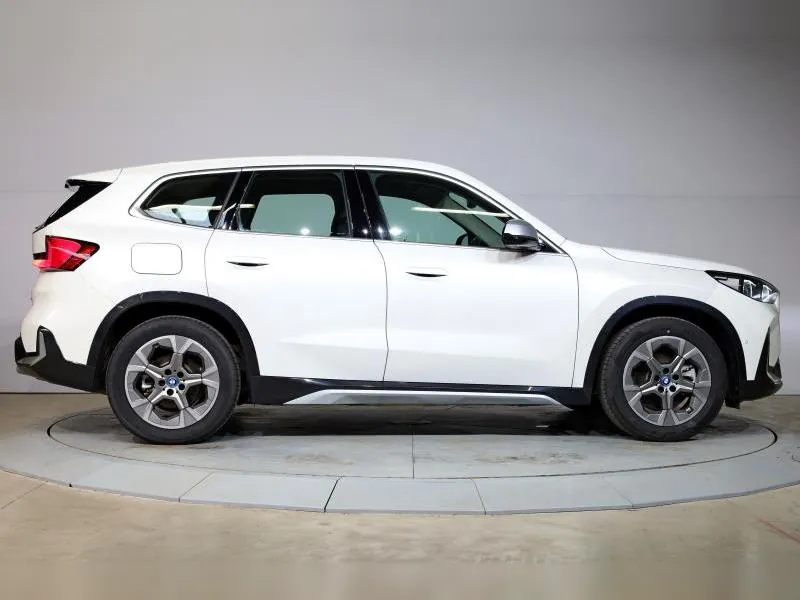 BMW iX1 xDrive30 xLine Mineralweiss - Photo 2