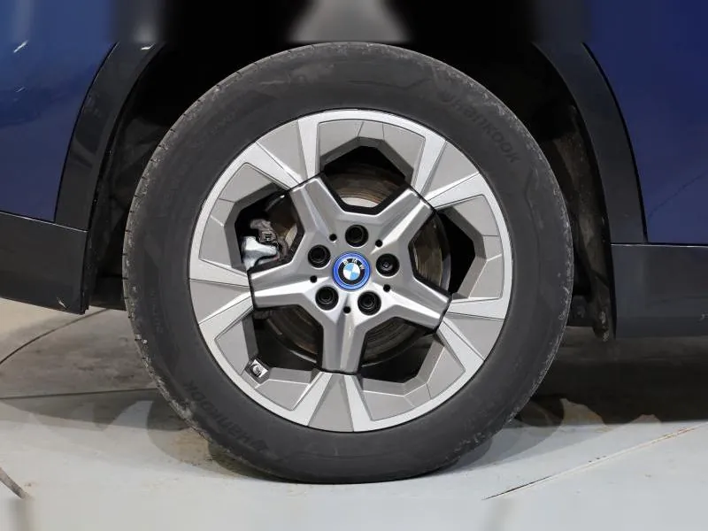 BMW iX1 xDrive30 xLine Phytonicblau - Photo 6