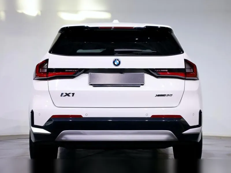 BMW iX1 xDrive30 xLine Alpinweiss - Photo 4