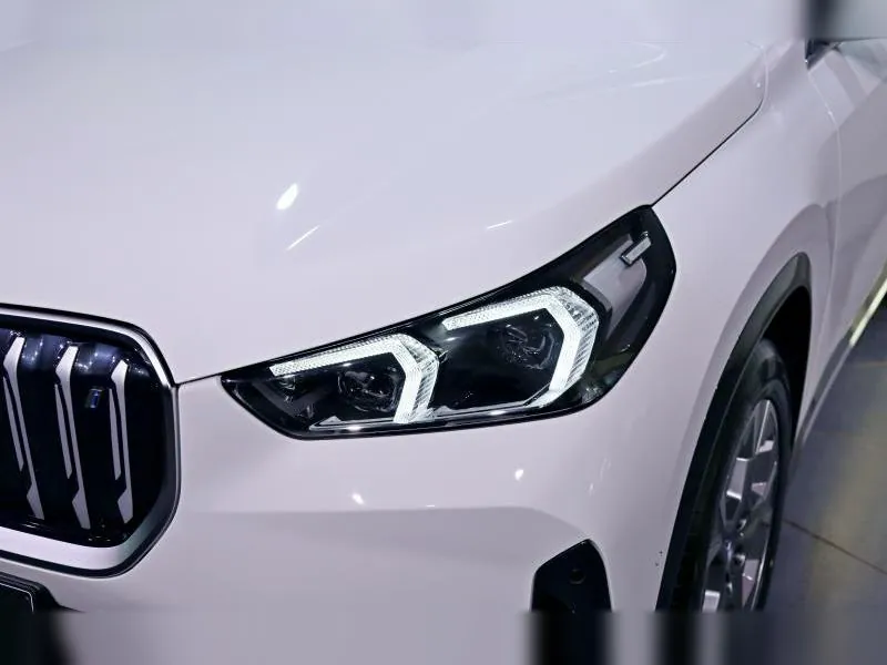 BMW iX1 xDrive30 xLine Alpinweiss - Photo 6