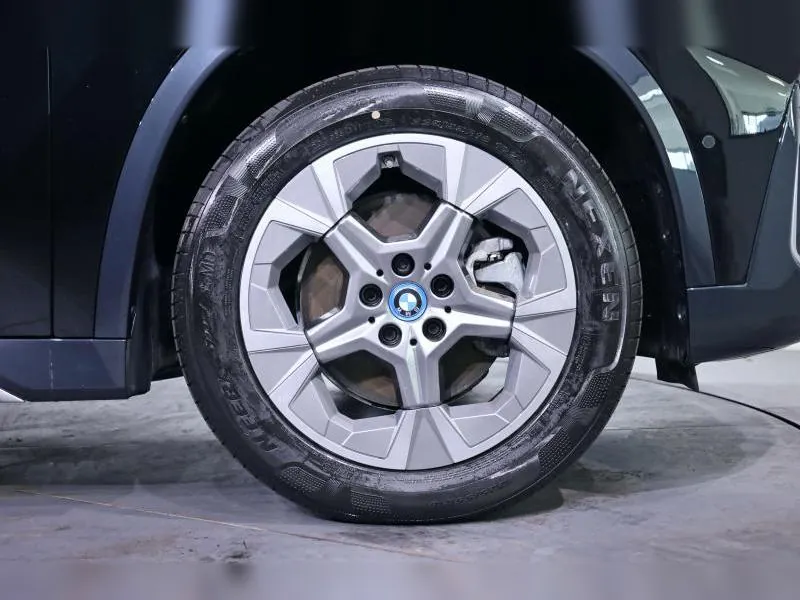 BMW iX1 xDrive30 xLine Schwarz 26 000 km - Photo 6