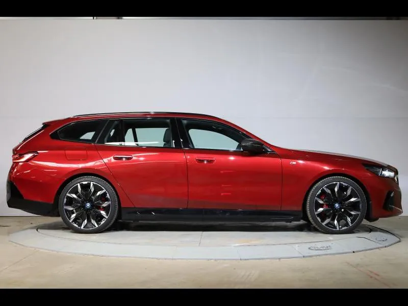 BMW i5 M60 xDrive Touring - Photo 3