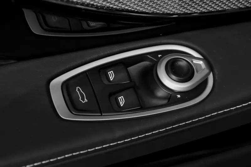 Aston Martin DB12 Aluminite Silver - Photo 27