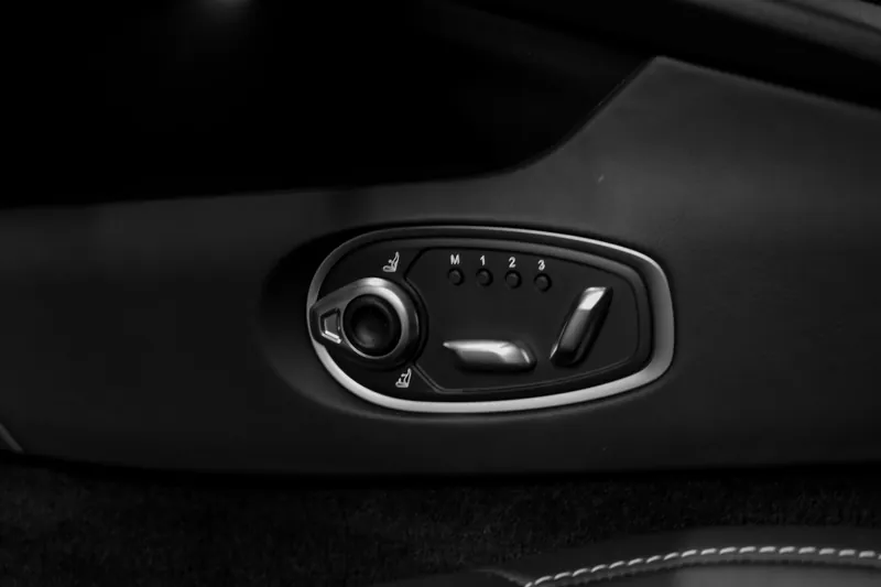 Aston Martin DB12 Aluminite Silver - Photo 28