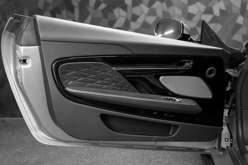 Aston Martin DB12 Aluminite Silver - Photo 24