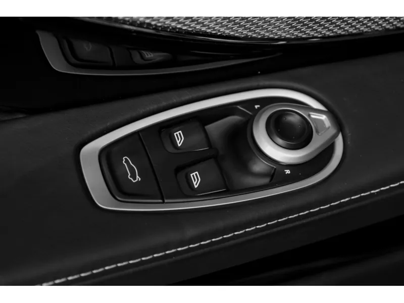 Aston Martin DB12 Aluminite Silver - Photo 27