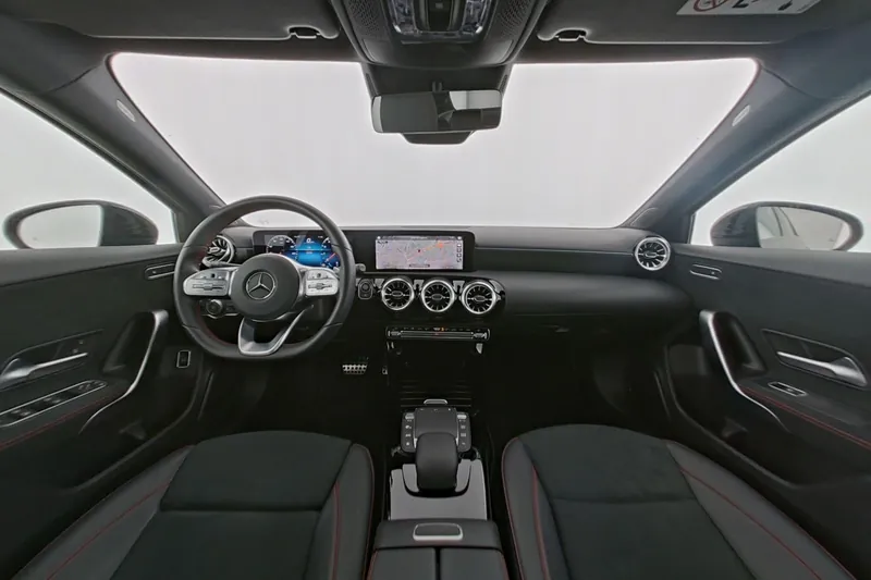 Mercedes-Benz Classe A 200 Berline AMG Line - Photo 12