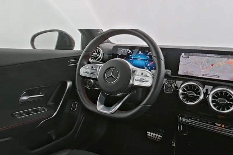 Mercedes-Benz Classe A 200 Berline AMG Line - Photo 13