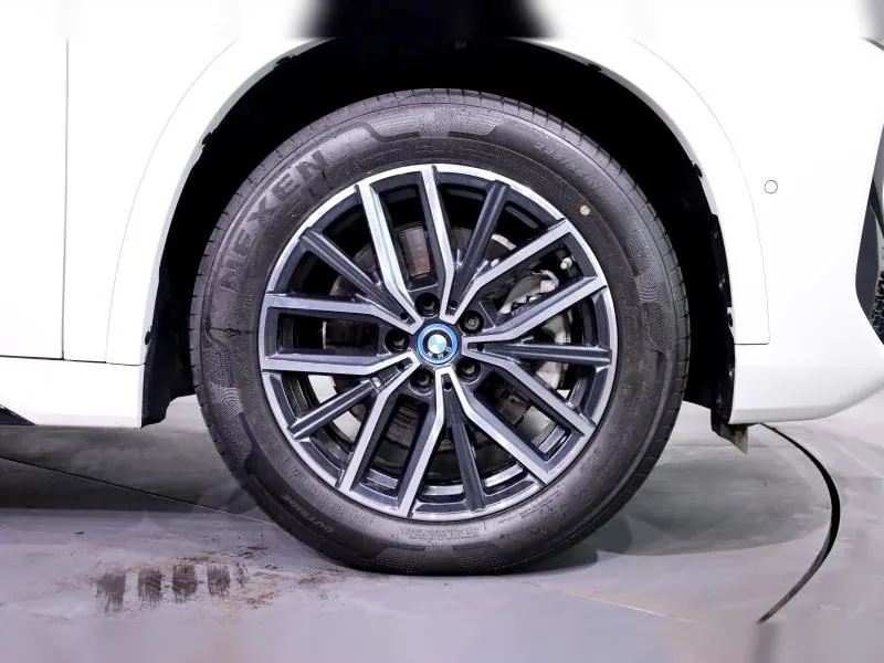 BMW iX1 xDrive30 M Sport Alpinweiss 21 000 km - Photo 7