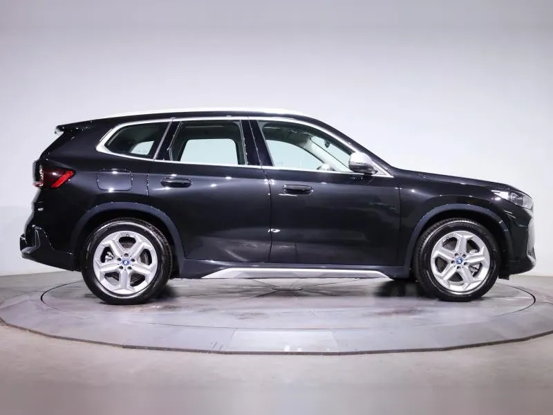 BMW iX1 xDrive30 xLine Saphirschwarz 33 000 km - Photo 2