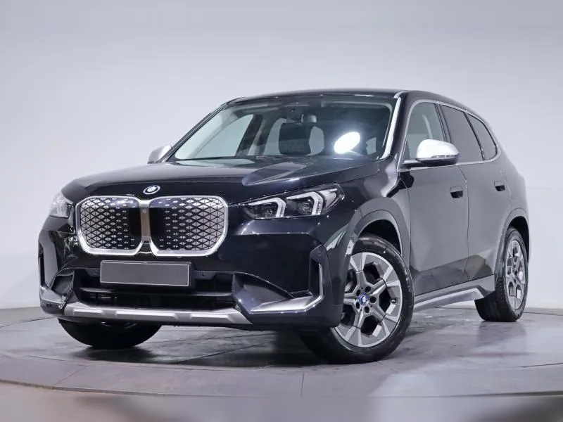 BMW iX1 xDrive30 xLine Saphirschwarz 12 000 km - Photo 1